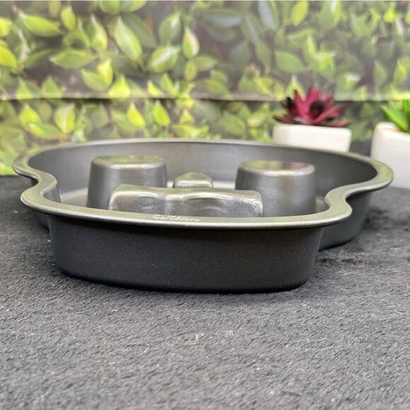 Wilton Skull Cake Pan – Spooky Halloween Bakeware - Picture 10 of 16